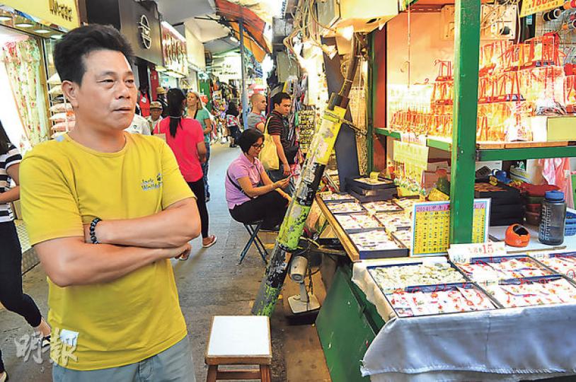 排檔檔主曾先生指出，開業10多年從未遇爆竊，沒料到佔旺期間兩度遇上，昨損失約值6萬元的貨品。 （林智傑攝）遇竊排檔售賣鍍金擺設，每件貨品售價百多元至數百元，被偷走100件貨品。（林智傑攝）