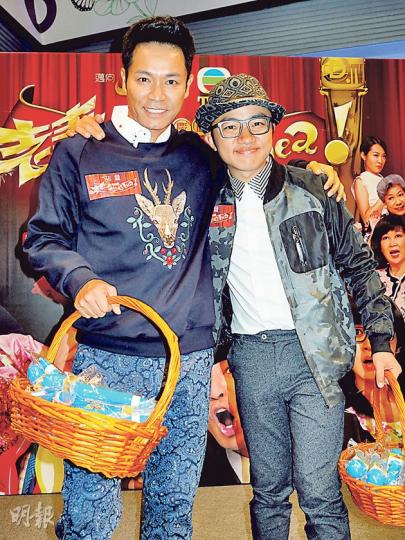 郭晉安（左）與王祖藍（右）攬頭攬頸好老友。（攝影/記者：孫慧莊）
