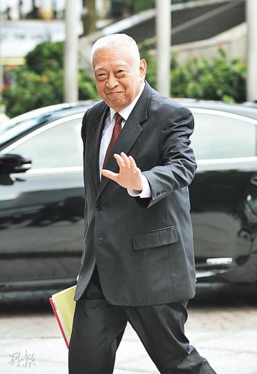 前特首董建華籌組成立的「團結香港基金會」，昨於灣仔萬麗海景酒店開會，據悉有60多人出席，董開會前後均沒回應記者提問，只向記者揮手示好。（盧翊銘攝）