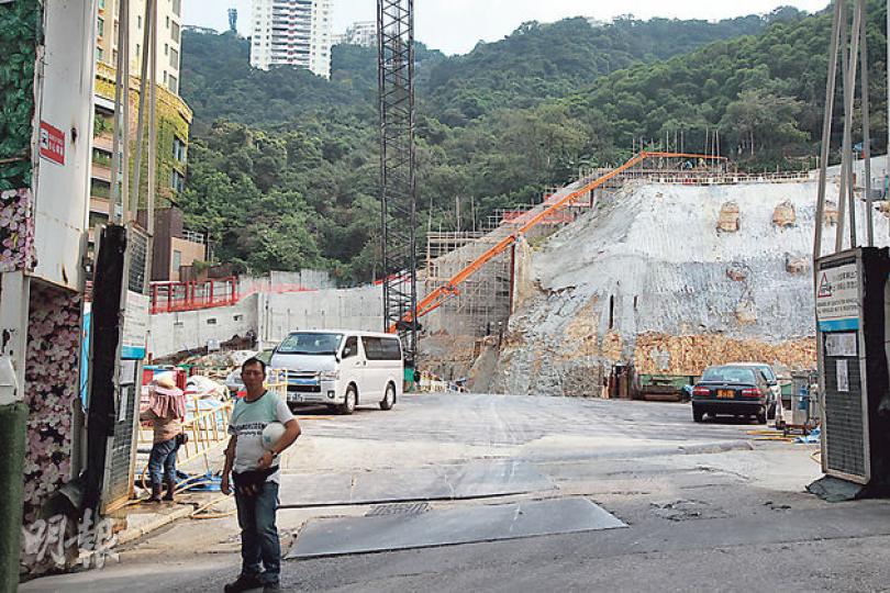 長實2011年透過政府賣地購入的中半山波老道地皮,去年5月批出圖則,現在所見地盤仍在進行前期工程。(林俊源攝) 長實2011年透過政府賣地購入的中半山波老道地皮,去年5月批出圖則,現在所見地盤仍在進行前期工程。(林俊源攝)