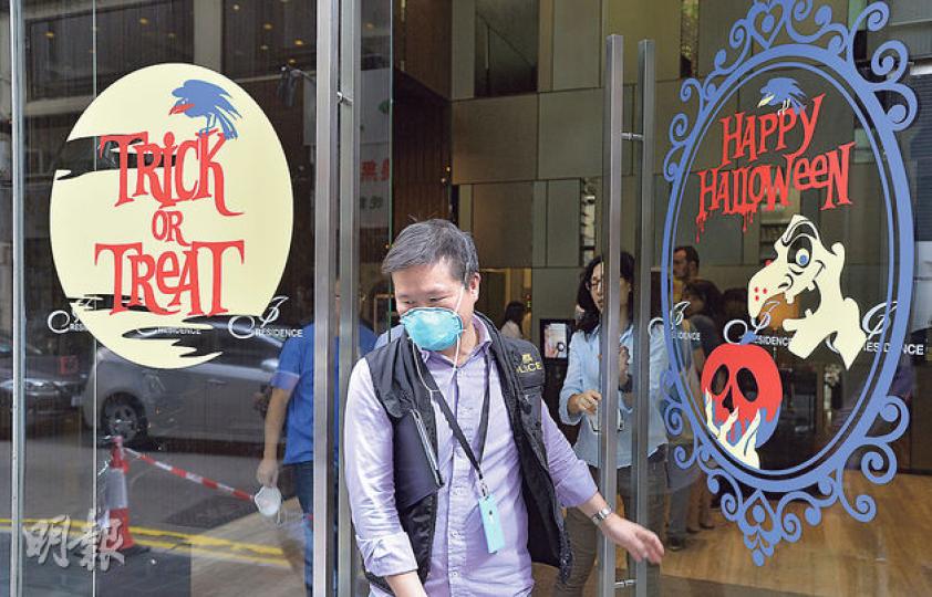 發生雙屍命案的嘉薈軒大廈大堂貼滿萬聖節裝飾物,大批警員到場調查。(余俊亮攝)嘉薈軒有381個住宅單位,區內地產代理指上址住客以外籍佔多。(蔡方山攝) 發生雙屍命案的嘉薈軒大廈大堂貼滿萬聖節裝飾物,大批警員到場調查。(余俊亮攝)嘉薈軒有381個住宅單位,區內地產代理指上址住客以外籍佔多。(蔡方山攝)