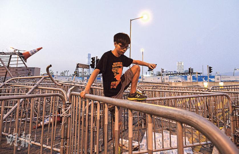學民思潮召集人黃之鋒表示,過去一個月一直留守在金鐘佔領區,他形容今次佔領者十分「堅揪」,意志十分堅定,難以預料佔領何時結束。(余俊亮攝) 學民思潮召集人黃之鋒表示,過去一個月一直留守在金鐘佔領區,他形容今次佔領者十分「堅揪」,意志十分堅定,難以預料佔領何時結束。(余俊亮攝)