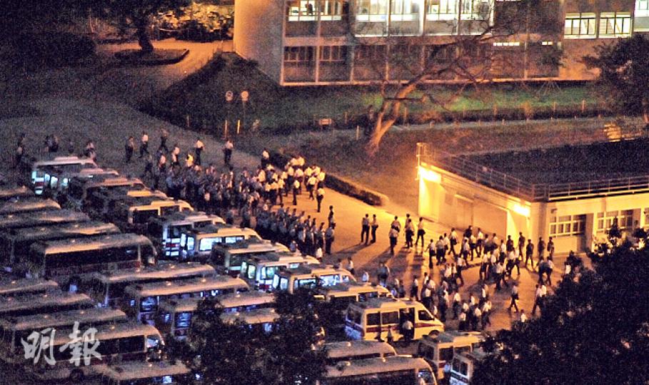 警方過去兩天在黃竹坑警察學院安排數千名機動部隊、衝鋒隊及刑偵探員「加操」演練,昨日的演練由下午直至晚上。(林智傑攝)昨晚在黃竹坑警校內參與演練的警員,部分戴上防暴頭盔,手持防暴圓盾及長警棍。(鄧宗弘攝) 警方過去兩天在黃竹坑警察學院安排數千名機動部隊、衝鋒隊及刑偵探員「加操」演練,昨日的演練由下午直至晚上。(林智傑攝)昨晚在黃竹坑警校內參與演練的警員,部分戴上防暴頭盔,手持防暴圓盾及長警棍。(鄧宗弘攝)