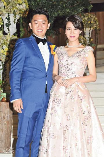 黃婉曼與會計師兼馬主男友馮柏基結婚，臉上流露幸福、甜蜜表情。（攝影：孫華中）新郎馮柏基怕羞，但仍然應要求與太太黃婉曼連咀6次。（攝影：孫華中）黃婉曼開心出嫁，接受訪問時突然感動眼濕濕。（攝影：孫華中）謝賢心情靚靚出席婚宴，但拒做訪問，可能免被問到兒子謝霆鋒感情事。（攝影：孫華中）何傲芝心急想結婚，有追求者但需要時間深入了解。（攝影：孫華中）黎燕珊傳授生育秘方給黃婉曼。（攝影：孫華中）