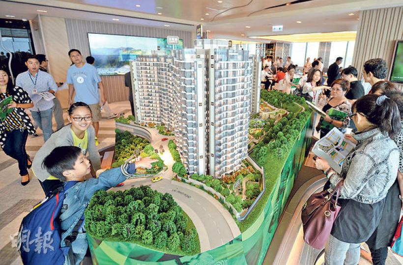 嘉里、信置、萬泰合作發展的沙田九肚玖瓏山,上周五開放設於九龍灣的示範單位予公眾參觀,公布首張價單後,昨亦有不少人到場參觀。(盧翊銘攝) 嘉里、信置、萬泰合作發展的沙田九肚玖瓏山,上周五開放設於九龍灣的示範單位予公眾參觀,公布首張價單後,昨亦有不少人到場參觀。(盧翊銘攝)