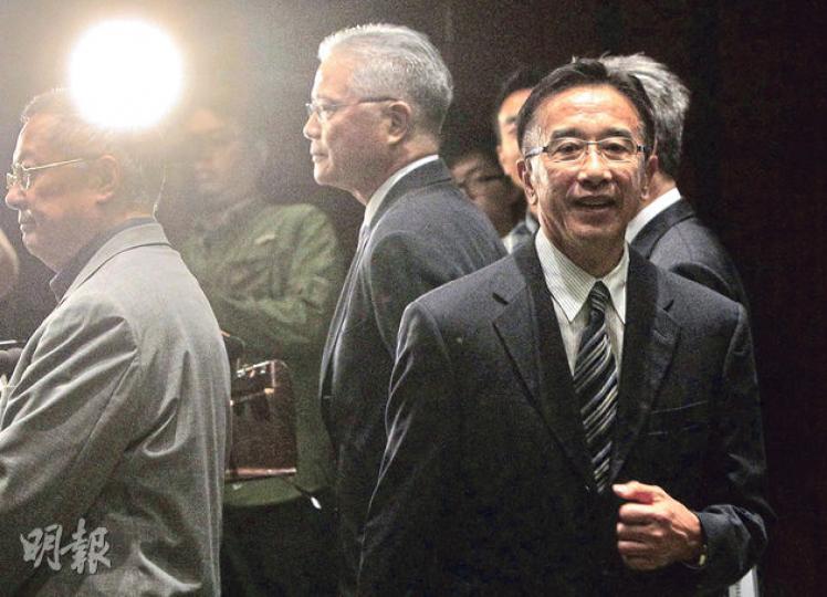 自由黨成員與梁振英會面後見記者,剛辭任黨魁的田北俊(右)向梁提出佔中令社會分化,建議梁應多與泛民「坐低,飲茶,傾吓偈」,解決議會內的不合作運動問題。(李澤彤攝)23名泛民立法會議員宣布杯葛行政長官邀請的施政報告諮詢會,工黨李卓人稱,梁振英是香港的「人肉炸彈」,「他最有建設性的做法,唔該他下台,炸咗自己」。左起為街工梁耀忠、民主黨單仲偕、公民黨梁家傑、工黨李卓人及教育界葉建源。(余俊亮攝) 自由黨成員與梁振英會面後見記者,剛辭任黨魁的田北俊(右)向梁提出佔中令社會分化,建議梁應多與泛民「坐低,飲茶,傾吓偈」,解決議會內的不合作運動問題。(李澤彤攝)23名泛民立法會議員宣布杯葛行政長官邀請的施政報告諮詢會,工黨李卓人稱,梁振英是香港的「人肉炸彈」,「他最有建設性的做法,唔該他下台,炸咗自己」。左起為街工梁耀忠、民主黨單仲偕、公民黨梁家傑、工黨李卓人及教育界葉建源。(余俊亮攝)