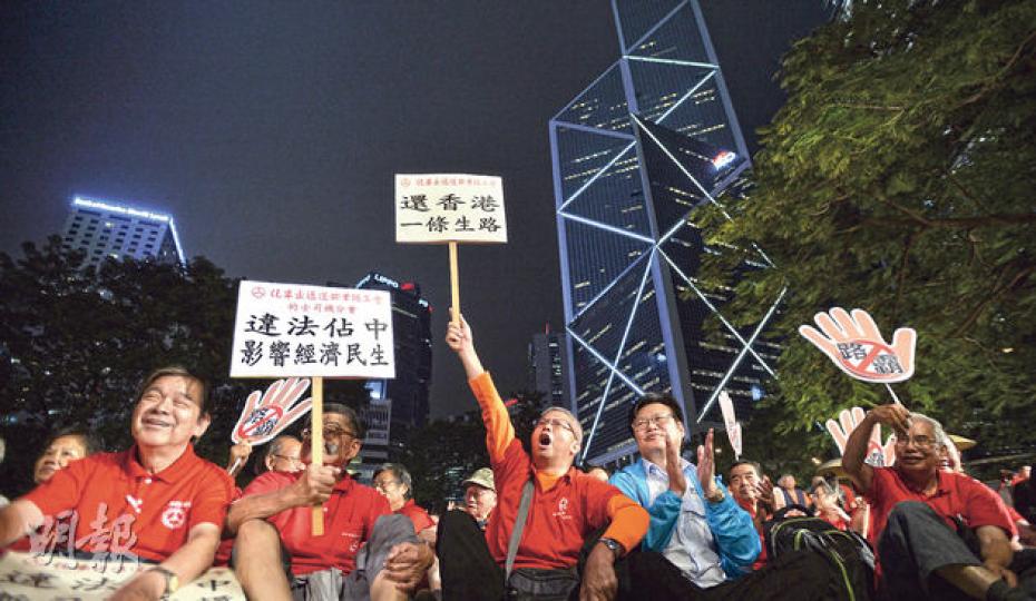 代表業界發言的電車司機林植(左)表示,電車司機底薪不高,主要是靠超時補貼「多勞多得」,原本月入可達1.5萬元,至佔領開始電車乘客量減少36%,客量減少亦令他失去每月2500元的超時補貼。他在會上發言時激動落淚,指自己要養家,問「年尾花紅、明年加人工在哪裏?誰能給我?」,希望佔領者讓出電車路。(余俊亮攝)
代表業界發言的電車司機林植(左)表示,電車司機底薪不高,主要是靠超時補貼「多勞多得」,原本月入可達1.5萬元,至佔領開始電車乘客量減少36%,客量減少亦令他失去每月2500元的超時補貼。他在會上發言時激動落淚,指自己要養家,問「年尾花紅、明年加人工在哪裏?誰能給我?」,希望佔領者讓出電車路。(余俊亮攝)