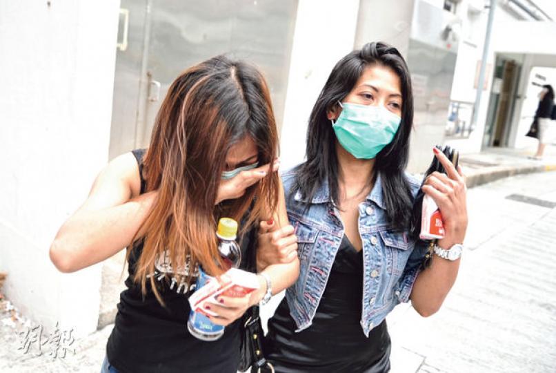 灣仔雙裸屍案,兩名女子昨晨到西環殮房認屍,其中一人哭成淚人,離開時低頭掩臉嚎哭。(林智傑攝) 灣仔雙裸屍案,兩名女子昨晨到西環殮房認屍,其中一人哭成淚人,離開時低頭掩臉嚎哭。(林智傑攝)