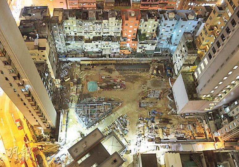 港鐵西營盤站10日內兩現登革熱個案,當局相信東邊街及皇后大道西交界地盤是感染源頭,該地點多處有積水,食環署已要求地盤負責人改善,惟衛生防護中心預料短期內仍有零星個案。(劉焌陶攝) 港鐵西營盤站10日內兩現登革熱個案,當局相信東邊街及皇后大道西交界地盤是感染源頭,該地點多處有積水,食環署已要求地盤負責人改善,惟衛生防護中心預料短期內仍有零星個案。(劉焌陶攝)