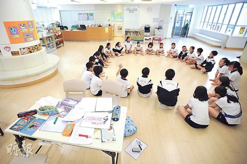 超過5200平方呎的學習中心,是一個結合多用途的地方,當中藏有3萬本圖書,包括家長讀物和教師專業書刊等,除了供師生進行課堂活動,學生和家長都可以在裏面借取圖書和開會。(胡景禧攝) 超過5200平方呎的學習中心,是一個結合多用途的地方,當中藏有3萬本圖書,包括家長讀物和教師專業書刊等,除了供師生進行課堂活動,學生和家長都可以在裏面借取圖書和開會。(胡景禧攝)
