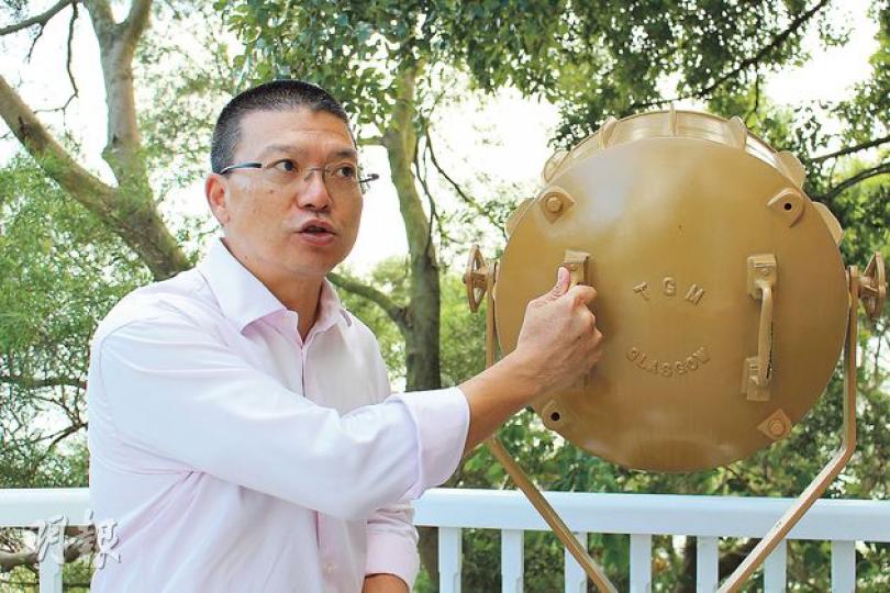 香港歷史文物保育建設公司總經理余漢坤指,大澳文物酒店前身為大澳警署,當年夜間當值警員需不時搖動探射燈,以防海盜來襲,探射燈現時仍保留酒店內,但為保護古蹟文物,現已上鎖,不可再隨意搖動。(方可兒攝) 香港歷史文物保育建設公司總經理余漢坤指,大澳文物酒店前身為大澳警署,當年夜間當值警員需不時搖動探射燈,以防海盜來襲,探射燈現時仍保留酒店內,但為保護古蹟文物,現已上鎖,不可再隨意搖動。(方可兒攝)