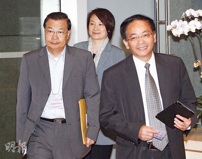 民建聯譚耀宗(左起)、李慧琼和葉國謙昨日應邀與政府的政改小組會面,譚耀宗會後引述政務司長林鄭月娥表示,政府會按原計劃於今年內推出政改第二輪諮詢。(郭慶輝攝) 民建聯譚耀宗(左起)、李慧琼和葉國謙昨日應邀與政府的政改小組會面,譚耀宗會後引述政務司長林鄭月娥表示,政府會按原計劃於今年內推出政改第二輪諮詢。(郭慶輝攝)
