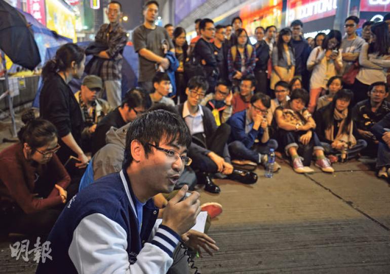 學聯秘書長周永康(前)昨晚到旺角聽取市民對學聯上京的意見,有人擔心學聯上京的安全,甚至「被人搞」,周永康回應指「被搞」的可能很低,「寧願唔畀你(學聯)入(境)」,並指若順利入境,相信香港媒體亦會跟上京採訪,在鏡頭下預料對方不會亂來。(葉家豪攝) 學聯秘書長周永康(前)昨晚到旺角聽取市民對學聯上京的意見,有人擔心學聯上京的安全,甚至「被人搞」,周永康回應指「被搞」的可能很低,「寧願唔畀你(學聯)入(境)」,並指若順利入境,相信香港媒體亦會跟上京採訪,在鏡頭下預料對方不會亂來。(葉家豪攝)