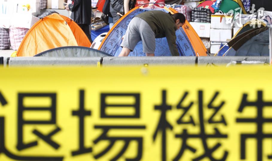 佔領運動今日踏入第39日,膠着狀態持續,民調顯示逾七成受訪市民認為現時應退場。圖為有個別佔領者於金鐘佔領區內發起「退場機制」簽名活動,不過響應的人不算多。(郭慶輝攝)佔領持續,佔中發起人戴耀廷近日已穿上西裝返回港大復教,他說理大民調結果有助留守者與支持者思考,直言佔領運動是重要、但非唯一。(郭慶輝攝) 佔領運動今日踏入第39日,膠着狀態持續,民調顯示逾七成受訪市民認為現時應退場。圖為有個別佔領者於金鐘佔領區內發起「退場機制」簽名活動,不過響應的人不算多。(郭慶輝攝)佔領持續,佔中發起人戴耀廷近日已穿上西裝返回港大復教,他說理大民調結果有助留守者與支持者思考,直言佔領運動是重要、但非唯一。(郭慶輝攝)