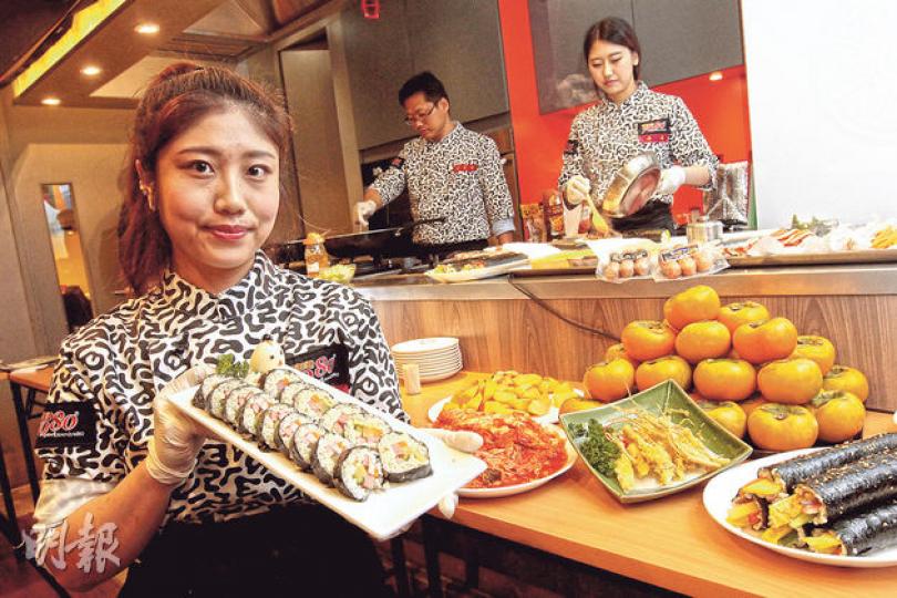 韓國農水產食品流通公社今個月20號至22號,喺尖沙嘴文化中心露天廣場搞韓國美食展,畀韓食迷免費試食紫菜包飯(圖)、魚糕串同辣炒年糕等地道美食,但有得食無得買。(李澤彤攝) 韓國農水產食品流通公社今個月20號至22號,喺尖沙嘴文化中心露天廣場搞韓國美食展,畀韓食迷免費試食紫菜包飯(圖)、魚糕串同辣炒年糕等地道美食,但有得食無得買。(李澤彤攝)