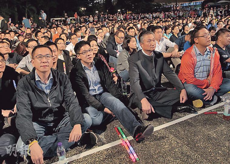 香港各界青少年活動委員會噚晚喺遮打花園舉行香港各界青年大集會,呼籲佔領運動嘅學生尊重法治,盡快還路於民。集會有數百人參加,出席者包括霍啟剛(前左二)、青年事務委員會主席陳振彬(前左三)等。(李澤彤攝) 香港各界青少年活動委員會噚晚喺遮打花園舉行香港各界青年大集會,呼籲佔領運動嘅學生尊重法治,盡快還路於民。集會有數百人參加,出席者包括霍啟剛(前左二)、青年事務委員會主席陳振彬(前左三)等。(李澤彤攝)