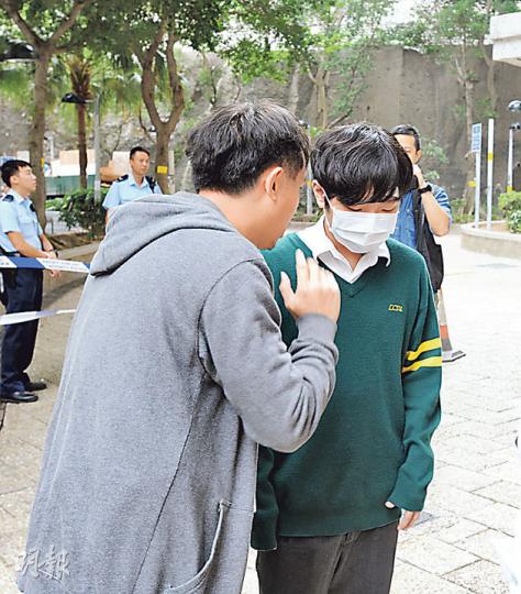 受傷少年(右)經治理後出院,返回現場助查,警員向他詢問案發經過及確定他中氣槍時的位置。(衛永康攝)警員在現場便利店外的花槽檢獲氣槍用的白色膠珠,俗稱「BB彈」。(衛永康攝) 受傷少年(右)經治理後出院,返回現場助查,警員向他詢問案發經過及確定他中氣槍時的位置。(衛永康攝)警員在現場便利店外的花槽檢獲氣槍用的白色膠珠,俗稱「BB彈」。(衛永康攝)