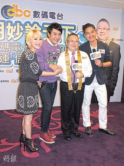 李居明(右二)開咪在即,利嘉兒、梁思浩及鄭啟泰齊來支持。(攝影﹕娛樂組) 李居明(右二)開咪在即,利嘉兒、梁思浩及鄭啟泰齊來支持。(攝影﹕娛樂組)