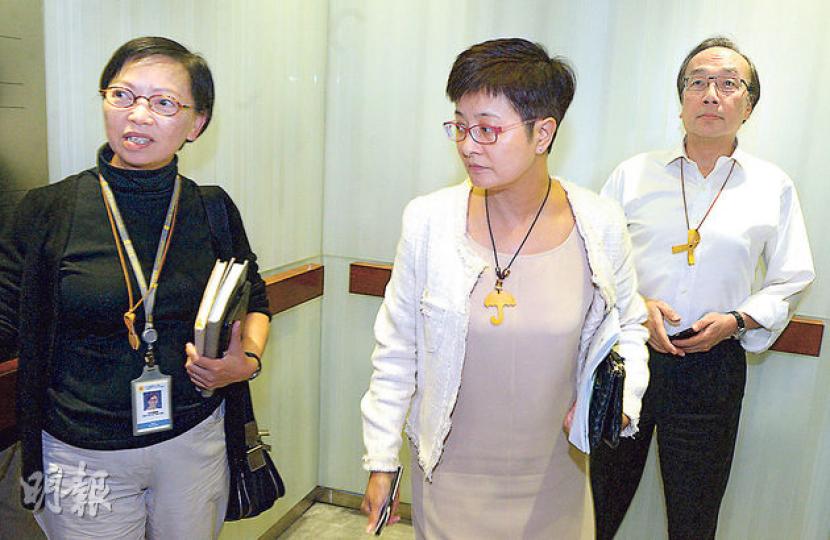 泛民議員昨晚與學生代表舉行多方會談討論辭職「公投」,未能達成共識,各人離開時齊齊封口。左起為工黨何秀蘭、民主黨黃碧雲及公民黨梁家傑。(劉焌陶攝) 泛民議員昨晚與學生代表舉行多方會談討論辭職「公投」,未能達成共識,各人離開時齊齊封口。左起為工黨何秀蘭、民主黨黃碧雲及公民黨梁家傑。(劉焌陶攝)