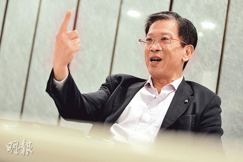 本身是全國政協委員的基本法研究中心主任胡漢清接受本報專訪,促請政府在第二輪政改諮詢時作「兩手準備」,考慮特首普選方案若被否決,改變選委會的組成方式,鋪路在2022年循序漸進達至普選。(李澤彤攝) 本身是全國政協委員的基本法研究中心主任胡漢清接受本報專訪,促請政府在第二輪政改諮詢時作「兩手準備」,考慮特首普選方案若被否決,改變選委會的組成方式,鋪路在2022年循序漸進達至普選。(李澤彤攝)