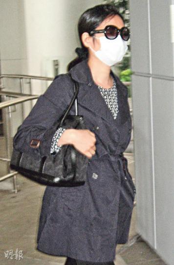 林傳龍的妻子陳麗娟(圖)昨出庭作供,被家姑謝巧雲問及林與診所護士的關係,但林一方大律師指問題與案無關,陳毋須回答。 (謝美琳攝) 林傳龍的妻子陳麗娟(圖)昨出庭作供,被家姑謝巧雲問及林與診所護士的關係,但林一方大律師指問題與案無關,陳毋須回答。 (謝美琳攝)