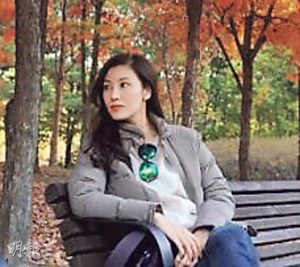李嘉欣坐在長椅上的深秋照,獲網友大讚女神依舊很美。(微博圖片) 李嘉欣坐在長椅上的深秋照,獲網友大讚女神依舊很美。(微博圖片)