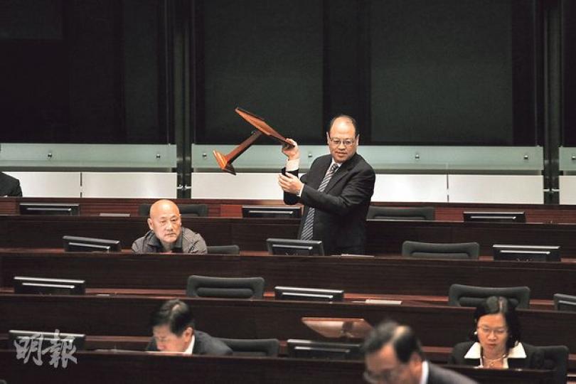 相信大家記得早前立法會主席曾鈺成喺會上提醒林大輝係政協一事,噚日大輝發言時,突然衝口而出叫曾鈺成做「特首」。有人話,唔通佢Freudian Slip(佛洛伊德的失漏)說漏了嘴,講出咗真心話? ( 李紹昌攝) 相信大家記得早前立法會主席曾鈺成喺會上提醒林大輝係政協一事,噚日大輝發言時,突然衝口而出叫曾鈺成做「特首」。有人話,唔通佢Freudian Slip(佛洛伊德的失漏)說漏了嘴,講出咗真心話? ( 李紹昌攝)