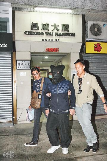 居於元朗的13歲在學男童,涉嫌藏有K仔及可卡因毒品被捕,戴上頭套由探員拘捕帶走。 (伍浦鋒攝) 居於元朗的13歲在學男童,涉嫌藏有K仔及可卡因毒品被捕,戴上頭套由探員拘捕帶走。 (伍浦鋒攝)