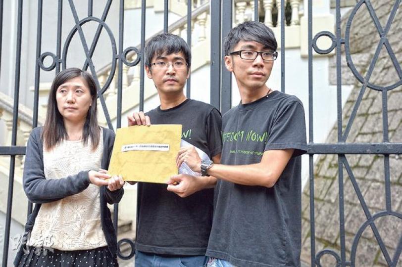 學聯秘書長周永康(中)、常務秘書鍾耀華(右)昨往前行政長官辦公室,致函促請前特首兼全國政協副主席董建華任中間人,為學聯引見國務院總理李克強等京官,就政改作直接對話。董昨全日不在辦公室,派出職員(左)代為收信。(鄧宗弘攝) 學聯秘書長周永康(中)、常務秘書鍾耀華(右)昨往前行政長官辦公室,致函促請前特首兼全國政協副主席董建華任中間人,為學聯引見國務院總理李克強等京官,就政改作直接對話。董昨全日不在辦公室,派出職員(左)代為收信。(鄧宗弘攝)