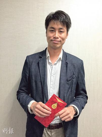 高佬何俊賢本來想玩低調向黨友派喜帖,但結果斷正畀Emily發現。(何曉勤攝) 高佬何俊賢本來想玩低調向黨友派喜帖,但結果斷正畀Emily發現。(何曉勤攝)