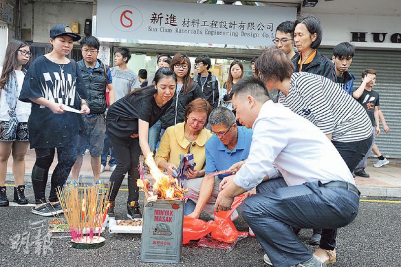 死者女友(黑衣紮馬尾)、父母(黃衣及藍衣)和20多名親友到車禍現場拜祭,眾人傷心不已。(衛永康攝)72歲小巴司機(格仔恤)涉嫌「危險駕駛引致他人死亡」被捕。 (衛永康攝) 死者女友(黑衣紮馬尾)、父母(黃衣及藍衣)和20多名親友到車禍現場拜祭,眾人傷心不已。(衛永康攝)72歲小巴司機(格仔恤)涉嫌「危險駕駛引致他人死亡」被捕。 (衛永康攝)