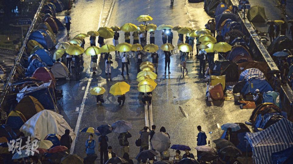 中學生聯校政改關注組昨晚召集年輕人於金鐘佔領區手持黃色雨傘砌出一把大雨傘的圖案,以示為香港民主運動加油。(余俊亮攝) 中學生聯校政改關注組昨晚召集年輕人於金鐘佔領區手持黃色雨傘砌出一把大雨傘的圖案,以示為香港民主運動加油。(余俊亮攝)