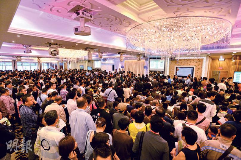 嘉里昨日租用Megabox一家食肆作為玖瓏山買家的登記及抽籤場地,由於人數眾多,買家迫滿整間食肆,場面一度混亂。(黃志東攝) 嘉里昨日租用Megabox一家食肆作為玖瓏山買家的登記及抽籤場地,由於人數眾多,買家迫滿整間食肆,場面一度混亂。(黃志東攝)