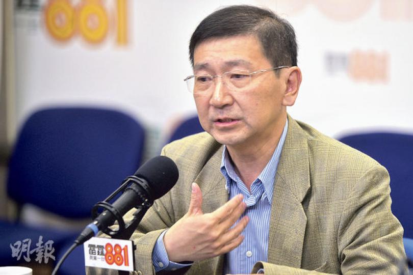 佔領行動已逾一個月,港大法律系教授陳文敏指出,佔領行動者現時退場並非「一無所得」,政府可研究降低特首選舉的「出閘」門檻,雙方同時作姿態性讓步,找一個下台階。(黃志東攝) 佔領行動已逾一個月,港大法律系教授陳文敏指出,佔領行動者現時退場並非「一無所得」,政府可研究降低特首選舉的「出閘」門檻,雙方同時作姿態性讓步,找一個下台階。(黃志東攝)
