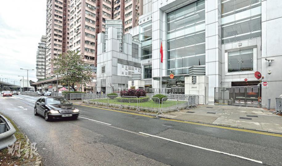 民陣遊行前夕,中聯辦外的行人路昨日架起鐵馬。民陣早前就警方拒絕開放中聯辦外行車道提出上訴,昨被公眾集會及遊行上訴委員會駁回,遊行者只獲准使用行人路前往中聯辦。(余俊亮攝) 民陣遊行前夕,中聯辦外的行人路昨日架起鐵馬。民陣早前就警方拒絕開放中聯辦外行車道提出上訴,昨被公眾集會及遊行上訴委員會駁回,遊行者只獲准使用行人路前往中聯辦。(余俊亮攝)