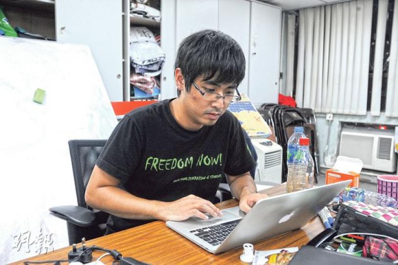 學聯收到董建華回覆後,昨晚在學聯辦事處開會商討,今日凌晨以書面回應,促董明確表態會否助學聯訪京。學聯秘書長周永康表示會再發公開信給人大常委范徐麗泰,希望范太亦能提供協助。他今日凌晨仍留在辦事處撰寫信件。(樊銳昌攝) 學聯收到董建華回覆後,昨晚在學聯辦事處開會商討,今日凌晨以書面回應,促董明確表態會否助學聯訪京。學聯秘書長周永康表示會再發公開信給人大常委范徐麗泰,希望范太亦能提供協助。他今日凌晨仍留在辦事處撰寫信件。(樊銳昌攝)