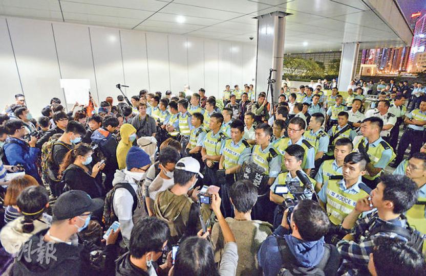 昨傍晚有市民響應網上號召到海富天橋,意圖堵塞政總入口,據記者目測,高峰時人數一度達近百人,並與人數相當的警方對峙。(余俊亮攝)有示威者昨晚要求上台發言,但未獲主持安排,其間有蒙面人以大聲公表示不滿被阻止上台。(余俊亮攝)高登網民發起昨午3時到動植物公園撐傘,但昨午一直不見撐傘的高登網民,惟警員在動植物公園近禮賓府的出入口把守。(余俊亮攝) 昨傍晚有市民響應網上號召到海富天橋,意圖堵塞政總入口,據記者目測,高峰時人數一度達近百人,並與人數相當的警方對峙。(余俊亮攝)有示威者昨晚要求上台發言,但未獲主持安排,其間有蒙面人以大聲公表示不滿被阻止上台。(余俊亮攝)高登網民發起昨午3時到動植物公園撐傘,但昨午一直不見撐傘的高登網民,惟警員在動植物公園近禮賓府的出入口把守。(余俊亮攝)
