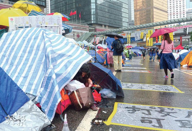 近日天雨連綿,金鐘有帳篷濕透,留守者要用帆布擋雨。(劉焌陶攝)由歐洲、亞洲等不同政黨組成的自由國際聯盟趁來港召開會議,昨到金鐘佔領區考察,李柱銘(右)向來自新加坡和瑞典等國際代表介紹佔領過程及警方的行動。(劉焌陶攝) 近日天雨連綿,金鐘有帳篷濕透,留守者要用帆布擋雨。(劉焌陶攝)由歐洲、亞洲等不同政黨組成的自由國際聯盟趁來港召開會議,昨到金鐘佔領區考察,李柱銘(右)向來自新加坡和瑞典等國際代表介紹佔領過程及警方的行動。(劉焌陶攝)