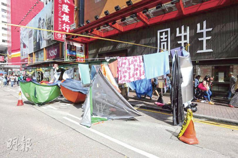 近日天氣轉涼,偶颳大風將旺角佔領區的帳篷吹至東歪西倒。(衛永康攝)涉嫌腳踢物資站義工李同學的62歲周姓男子,昨被警方帶走及拘捕。(盧翊銘攝)物資站義工李同學遇襲後由擔架送上救護車。(盧翊銘攝) 近日天氣轉涼,偶颳大風將旺角佔領區的帳篷吹至東歪西倒。(衛永康攝)涉嫌腳踢物資站義工李同學的62歲周姓男子,昨被警方帶走及拘捕。(盧翊銘攝)物資站義工李同學遇襲後由擔架送上救護車。(盧翊銘攝)
