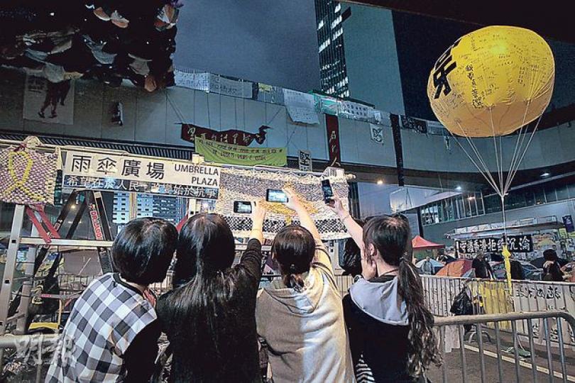 4名20餘歲的「腐女」阿月(左起)、阿晴、阿靈、小風,早前以周岑為藍本,創作「同人」小說,派出逾千本,眾「腐女」稱創作只為自娛,不希望影響二人生活及佔領運動。(李澤彤攝) 4名20餘歲的「腐女」阿月(左起)、阿晴、阿靈、小風,早前以周岑為藍本,創作「同人」小說,派出逾千本,眾「腐女」稱創作只為自娛,不希望影響二人生活及佔領運動。(李澤彤攝)