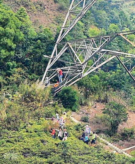 消防及救護員接報後,帶備救援工具在慈正邨對開200米的山頭搜尋墮澗傷者。(林智傑攝)政府飛行服務隊人員游繩下山,逐一救出墮山澗女傷者,運上直升機送院。(林智傑攝) 消防及救護員接報後,帶備救援工具在慈正邨對開200米的山頭搜尋墮澗傷者。(林智傑攝)政府飛行服務隊人員游繩下山,逐一救出墮山澗女傷者,運上直升機送院。(林智傑攝)