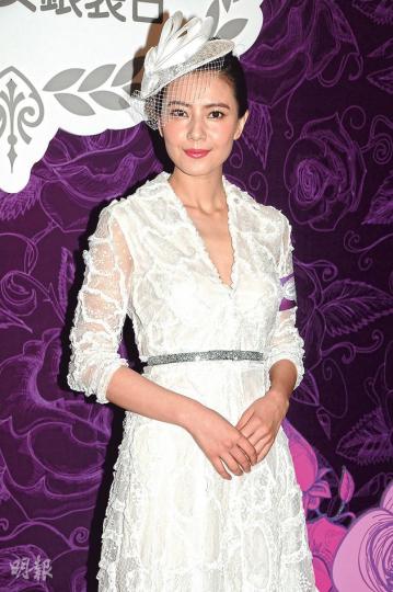 高圓圓穿白色蕾絲裙配頭飾現身,被讚打扮如著婚紗預演婚禮,她自己也認同。(攝影:孫華中)廖碧兒(右)、李亞男齊齊以性感打扮出席馬場活動。(攝影:孫華中)馬賽亦有現身,她解釋與阿姨來午膳,說罷即急急腳離場。(攝影:孫華中) 高圓圓穿白色蕾絲裙配頭飾現身,被讚打扮如著婚紗預演婚禮,她自己也認同。(攝影:孫華中)廖碧兒(右)、李亞男齊齊以性感打扮出席馬場活動。(攝影:孫華中)馬賽亦有現身,她解釋與阿姨來午膳,說罷即急急腳離場。(攝影:孫華中)