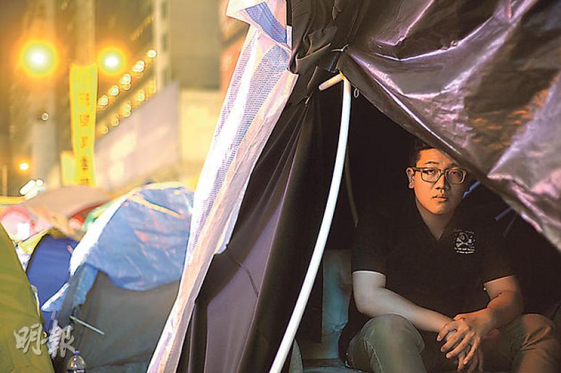 佔領者回應﹕旺角佔領者楊先生坐在以膠水喉、帆布及膠袋搭建的帳篷內,指若執達吏及警方清場,「由得他(警方)要清就清」,認為目前留守者不多,寧願「留有用之軀,好過就此被捕」。(余俊亮攝)佔領者回應﹕金鐘中信大廈外留守者Dick表示,不會阻礙執達吏的行動,亦不會與警方正面衝突。(李澤彤攝) 佔領者回應﹕旺角佔領者楊先生坐在以膠水喉、帆布及膠袋搭建的帳篷內,指若執達吏及警方清場,「由得他(警方)要清就清」,認為目前留守者不多,寧願「留有用之軀,好過就此被捕」。(余俊亮攝)佔領者回應﹕金鐘中信大廈外留守者Dick表示,不會阻礙執達吏的行動,亦不會與警方正面衝突。(李澤彤攝)