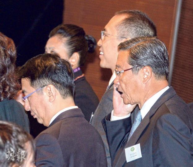 團結香港基金會的80多名顧問團成員中,不乏本地富豪或富二代、富三代,包括九龍倉集團主席吳光正(右)、信和置業執行董事黃永光(中)等。恒基地產雖未有成員加入基金會,但恒基地產董事局副主席李家傑(左)昨亦以嘉賓身分到場支持。(劉焌陶攝)機管局前主席馮國經在「團結香港基金」成立典禮上,以顧問身分發言。馮指香港經濟面對深層次矛盾,一方面產業結構比較單一,另一方面就業結構趨向兩極化,中間階層職位增長不足。但他認為香港仍然有優勢,最重要是保留核心價值,不可喪失法治。(劉焌陶攝) 團結香港基金會的80多名顧問團成員中,不乏本地富豪或富二代、富三代,包括九龍倉集團主席吳光正(右)、信和置業執行董事黃永光(中)等。恒基地產雖未有成員加入基金會,但恒基地產董事局副主席李家傑(左)昨亦以嘉賓身分到場支持。(劉焌陶攝)機管局前主席馮國經在「團結香港基金」成立典禮上,以顧問身分發言。馮指香港經濟面對深層次矛盾,一方面產業結構比較單一,另一方面就業結構趨向兩極化,中間階層職位增長不足。但他認為香港仍然有優勢,最重要是保留核心價值,不可喪失法治。(劉焌陶攝)