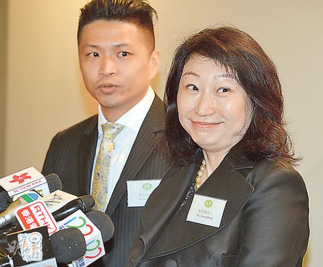 團結香港基金舉行成立典禮,採訪安排有啲混亂,大部分比較知名嘅顧問都不願受訪。公關公司喺茶會期間,就安排基金顧問、前香港武術代表隊運動員鄭家豪(左)同資深大律師鄭若驊(右)受訪,鄭家豪形容,家社會情况就好似運動員鍛煉肌肉嘅乳酸期,過後就可以變得更健壯,但若處理不當就會令肌肉勞損。(劉焌陶攝) 團結香港基金舉行成立典禮,採訪安排有啲混亂,大部分比較知名嘅顧問都不願受訪。公關公司喺茶會期間,就安排基金顧問、前香港武術代表隊運動員鄭家豪(左)同資深大律師鄭若驊(右)受訪,鄭家豪形容,家社會情况就好似運動員鍛煉肌肉嘅乳酸期,過後就可以變得更健壯,但若處理不當就會令肌肉勞損。(劉焌陶攝)