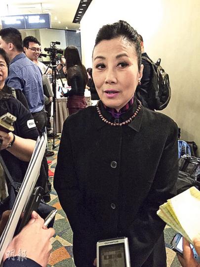 全國政協委員汪明荃噚日出席董建華牽頭嘅「團結香港基金」成立典禮,佢話佔領運動令佢感動,但認為佔領者應務實返回現實。(陳洛明攝) 全國政協委員汪明荃噚日出席董建華牽頭嘅「團結香港基金」成立典禮,佢話佔領運動令佢感動,但認為佔領者應務實返回現實。(陳洛明攝)