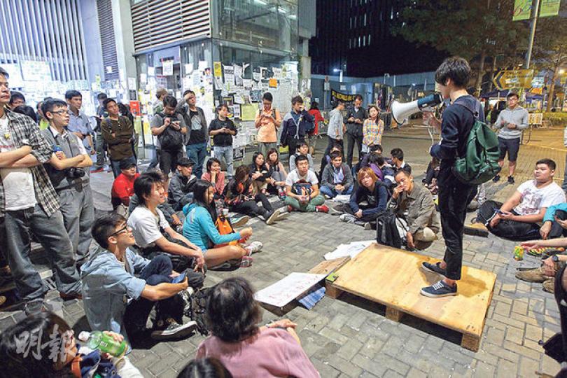 有網民喺金鐘政總公廁外位置「另起爐灶」設講台,有約30多名市民圍觀。(李澤彤攝) 有網民喺金鐘政總公廁外位置「另起爐灶」設講台,有約30多名市民圍觀。(李澤彤攝)