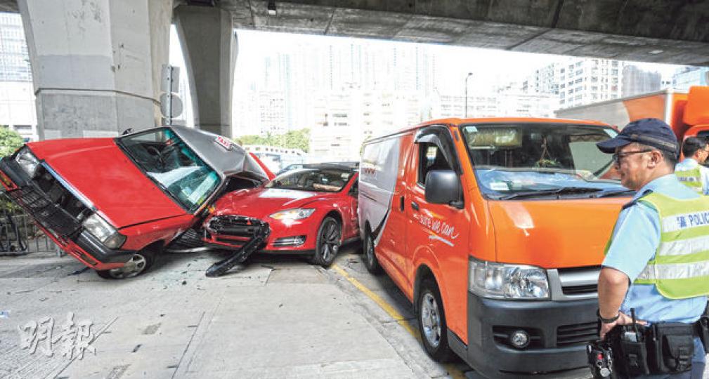車禍中,落地個多月的逾百萬元Tesla電動房車被夾於兩車之間,車身凹陷損毁。(衛永康攝) 車禍中,落地個多月的逾百萬元Tesla電動房車被夾於兩車之間,車身凹陷損毁。(衛永康攝)