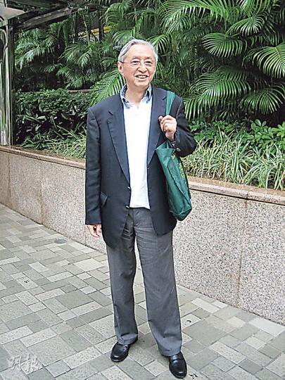 罕有露面的林秀峰(圖)昨在聆訊後,堅持走到離法院一段路程的地方才停下讓記者拍照,更指他揹住的環保袋乃其「幸福環保袋」,內有價值逾2000萬元的畫作。(謝美琳攝) 罕有露面的林秀峰(圖)昨在聆訊後,堅持走到離法院一段路程的地方才停下讓記者拍照,更指他揹住的環保袋乃其「幸福環保袋」,內有價值逾2000萬元的畫作。(謝美琳攝)