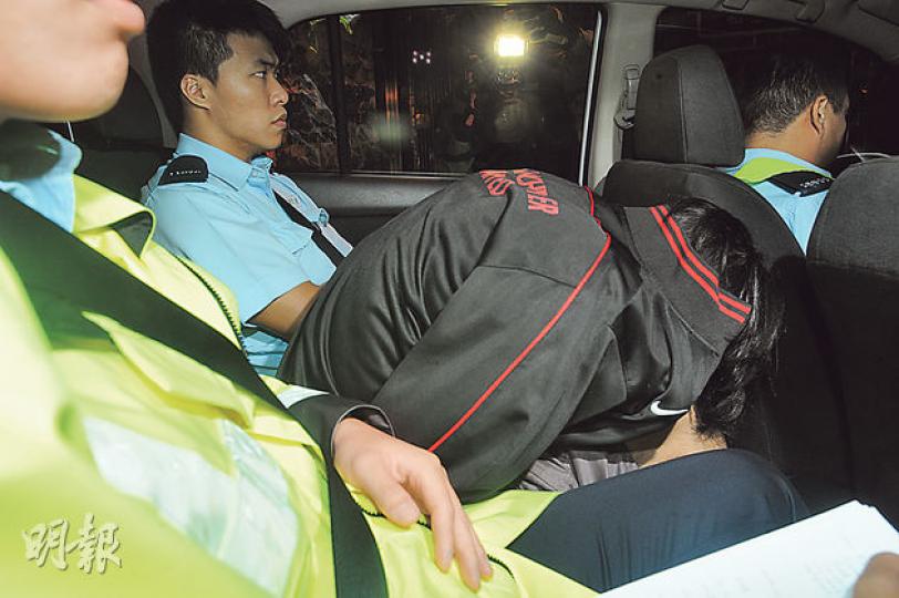 男司機(低頭者)因載貨超重,繼而被警員揭發是欠交罰款的通緝犯,搜身後起出冰毒,最後被捕帶署扣查。(樊銳昌攝) 男司機(低頭者)因載貨超重,繼而被警員揭發是欠交罰款的通緝犯,搜身後起出冰毒,最後被捕帶署扣查。(樊銳昌攝)